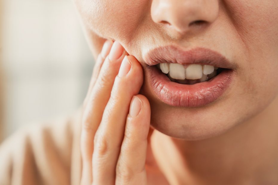 junge Frau leidet an einer Zahnfleischentzündung